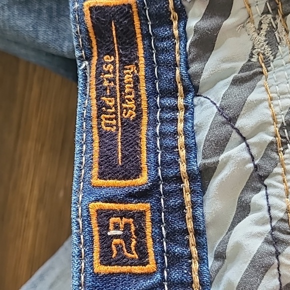 Rock Revival (Dariel) Mid-Rise skinny Jeans. Womens Size: W23x30 - Picture 5 of 9